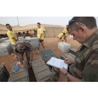 Des prévôts encadrent le colisage de caisses d'armement par les marsouins du 2e régiment d'infanterie de marine (2e RIMa) à Gao, au Mali.