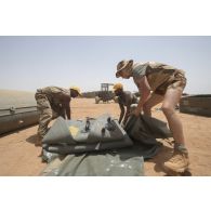 Des soldats du régiment de soutien du combattant (RSC) montent un module de douche RD3000 sur le camp de Gao, au Mali.