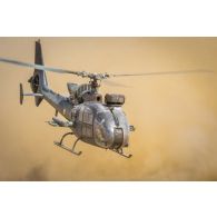 Décollage d'un hélicoptère Gazelle SA-342M Hot Viviane du 4e régiment d'hélicoptères des forces spéciales (4e RHFS) à Tessalit, au Mali.