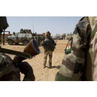 Le commandant d'unité du 3e régiment d'infanterie de marine (3e RIMa) donne ses consignes pour une patrouille aux côtés des soldats nigériens à Gao, au Mali.