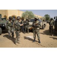 Le commandant des éléments français au Sénégal (EFS) discute avec son homologue nigérien avant une patrouille mixte dans les rues de Gao, au Mali.