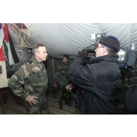 Visite du général d'armée Jean-Pierre Kelche, CEMA (chef d'état-major des armées) au détachement français à Mazar e Charif. Le CEMA est interviewé par une équipe de tournage.