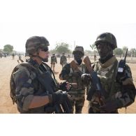 Le commandant des éléments français au Sénégal (EFS) discute avec son homologue nigérien lors d'une patrouille à Gao, au Mali.