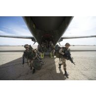 Des légionnaires du 2e régiment étranger parachutiste (2e REP) débarquent d'un avion Transall C-160 en poser d'assaut sur l'aéroport de Tessalit, au Mali.