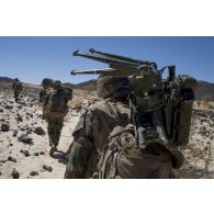 Des marsouins du 2e régiment d'infanterie de marine (2e RIMa) transportent un poste de tir pour missile d'infanterie léger antichar NATO (MILAN) lors de l'ascension d'un colline en vallée de Terz, au Mali.