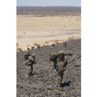 Des marsouins du 2e régiment d'infanterie de marine (2e RIMa) transportent un poste de tir de missile d'infanterie léger antichar NATO (MILAN) lors de l'ascension d'un point haut de la vallée de Terz, au Mali.