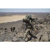 Un marsouin du 2e régiment d'infanterie de marine (2e RIMa) transporte un poste de tir pour missile d'infanterie léger antichar NATO (MILAN) sur un point haut de la véllée de Terz, au Mali.