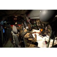 Le navigateur d'un avion Boeing C-135 Stratotanker travaille à son poste de contrôle à Bamako, au Mali.
