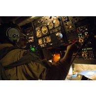 Le navigateur d'un avion Boeing C-135 Stratotanker travaille à son poste de contrôle à Bamako, au Mali.