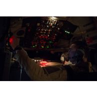 Le responsable du réservoir de carburant d'un avion Boeing C-135 Stratotanker effectue les contrôles d'usage avant le décollage à Bamako, au Mali.