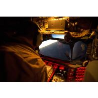Le responsable du réservoir de carburant d'un avion Boeing C-135 Stratotanker travaille à son poste de contrôle à Bamako, au Mali.