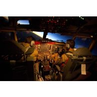 Des pilotes dirigent un avion Boeing C-135 Stratotanker en vol au-dessus du Mali.