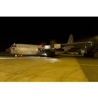 Arrivée d'un avion Super Hercules C-130 de l'armée de l'air nigériane sur l'aéroport de Bamako, au Mali.