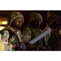 Regroupement de soldats nigérians à leur descente d'avion sur l'aéroport de Bamako, au Mali.