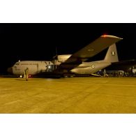 Débarquement de soldats nigérians depuis un avion Super Hercules C-130 sur l'aéroport de Bamako, au Mali.