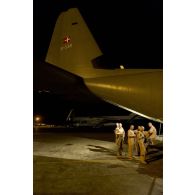 Des soldats danois mettent en place un dispositif logistique depuis un avion Super Hercules C-130 sur l'aéroport de Bamako, au Mali.