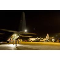 Des soldats danois mettent en place un dispositif logistique depuis un avion Super Hercules C-130 sur l'aéroport de Bamako, au Mali.