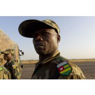 Portrait d'un soldat togolais sur l'aéroport de Bamako, au Mali.