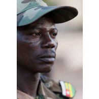 Portrait d'un soldat togolais sur l'aéroport de Bamako, au Mali.