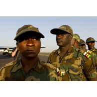 Rassemblement de soldats togolais à leur arrivée sur l'aéroport de Bamako, au Mali.