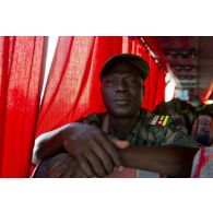 Portrait d'un soldat togolais à bord d'un autocar à son arrivée sur l'aéroport de Bamako, au Mali.