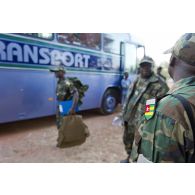 Des soldats togolais embarquent à bord d'un autocar à leur arrivée sur l'aéroport de Bamako, au Mali.