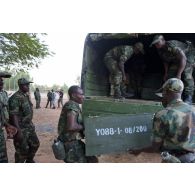 Des soldats togolais déchargent du matériel depuis un camion GBC-180 à leur arrivée sur l'aéroport de Bamako, au Mali.