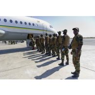 Déchargement de fret depuis un avion Fokker F28 par des soldats togolais sur l'aéroport de Bamako, au Mali.