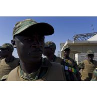 Rassemblement de soldats togolais à leur arrivée sur l'aéroport de Bamako, au Mali.