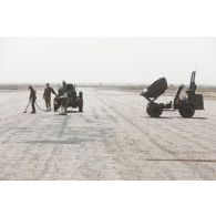 Des sapeurs du 25e régiment du génie de l'air (25e RGA) réparent la piste de l'aéroport de Gao, au Mali.