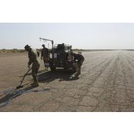 Des sapeurs du 25e régiment du génie de l'air (25e RGA) réparent la piste de l'aéroport de Gao, au Mali.