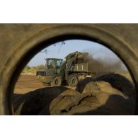 Une chargeuse du 25e régiment du génie de l'air (25e RGA) charge des pneus à l'arrière d'un camion-benne sur l'aéroport de Gao, au Mali.