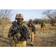 Des soldats du 92e régiment d'infanterie (92e RI) progressent dans l'oued de Teurteli, au Mali.