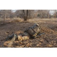 Un soldat du 92e régiment d'infanterie (92e RI) tient une position couché sur le sol lors d'une prise à partie dans l'oued de Teurteli, au Mali.