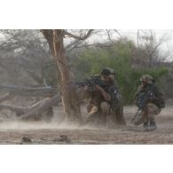 Des soldats du 92e régiment d'infanterie (92e RI) tiennent une position derrière un arbre lors d'une prise à partie dans l'oued de Teurteli, au Mali.
