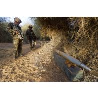Des sapeurs de marine du 6e régiment du génie (6e RG) découvrent une roquette Grad 2M dans une cache d'armes dans la région de Tin Azar, au Mali.