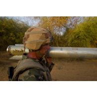 Un sapeur de marine du 6e régiment du génie (6e RG) transporte une roquette Grad 2M découverte dans une cache d'armes de la région de Tin Azar, au Mali.