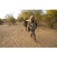 Des sapeurs de marine du 6e régiment du génie (6e RG) transportent une roquette Grad 2M découverte dans une cache d'armes de la région de Tin Azar, au Mali.
