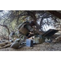 Un sapeur de marine du 6e régiment du génie (6e RG) découvre des roquettes pour RPG-7 dans une cache d'armes de la région de Tin Azar, au Mali.