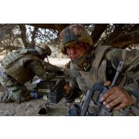 Des sapeurs de marine du 6e régiment du génie (6e RG) découvrent des munitions pour mitrailleuse lourde dans une cache d'armes de la région de Tin Azar, au Mali.