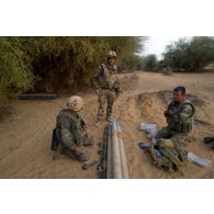 Des sapeurs de marine du 6e régiment du génie (6e RG) rassemblent des roquettes Grad 2M et RPG-7 découvertes dans une cache d'armes de la région de Tin Azar, au Mali.
