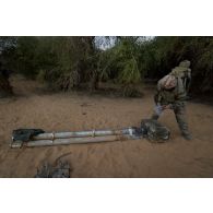 Un sapeur de marine du 6 erégiment du génie (6e RG) s'apprête à détruire des munitions découvertes dans une cache d'armes au moyen d'un explosif dans la région de Tin Azar, au Mali.