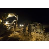 Dépannage d'un véhicule de l'avant blindé (VAB) renversé dans un trou au moyen d'un camion lourd de dépannage (CLD) dans la région de Gao, au Mali.