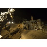 Dépannage d'un véhicule de l'avant blindé (VAB) renversé dans un trou au moyen d'un camion lourd de dépannage (CLD) dans la région de Gao, au Mali.