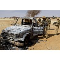 Des sapeurs contrôlent l'épave d'un véhicule utilisé par les terroristes dans la région de Teurteli, au Mali.