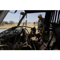 Un sapeur contrôle l'épave d'un véhicule utilisé par les terroristes dans la région de Teurteli, au Mali.