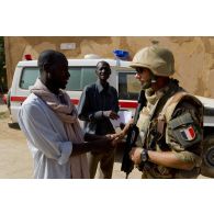 Un agent des actions civilo-militaires (ACM) est accueilli par le personnel soignant de l'hôpital de Gao, au Mali.
