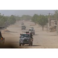 Des pick-ups de l'armée malienne arrivent en soutien pour sécuriser un quartier à Gao, au Mali.