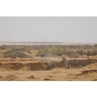 Des soldats maliens montent à l'assaut des positions terroristes à Gao, au Mali.