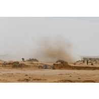 Des soldats maliens montent à l'assaut des positions terroristes à Gao, au Mali.